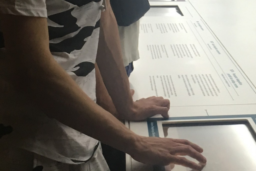 Las personas atendidas en el Programa Punto de Partida de Madrid visitan una exposición sobre la historia de las telecomunicaciones
