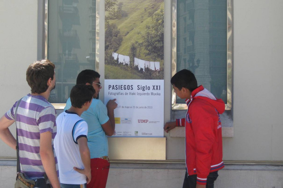 Los alumnos del Aula de Atención a la Diversidad de Fundación Diagrama en Cantabria visitan la exposición fotográfica “Pasiegos. Siglo XXI”