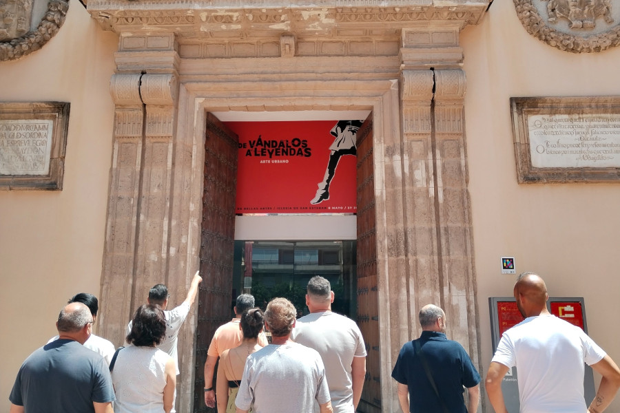 Personas usuarias  de Heliotropos visitan la exposición 'De Vándalos a Leyendas'