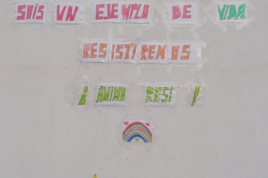 Vecinos de la localidad de Alcaraz (Albacete) decoran la fachada de la Residencia ‘Nuestra Señora de Cortes’ con mensajes de ánimo y apoyo. Fundación Diagrama. Castilla-La Mancha 2020.