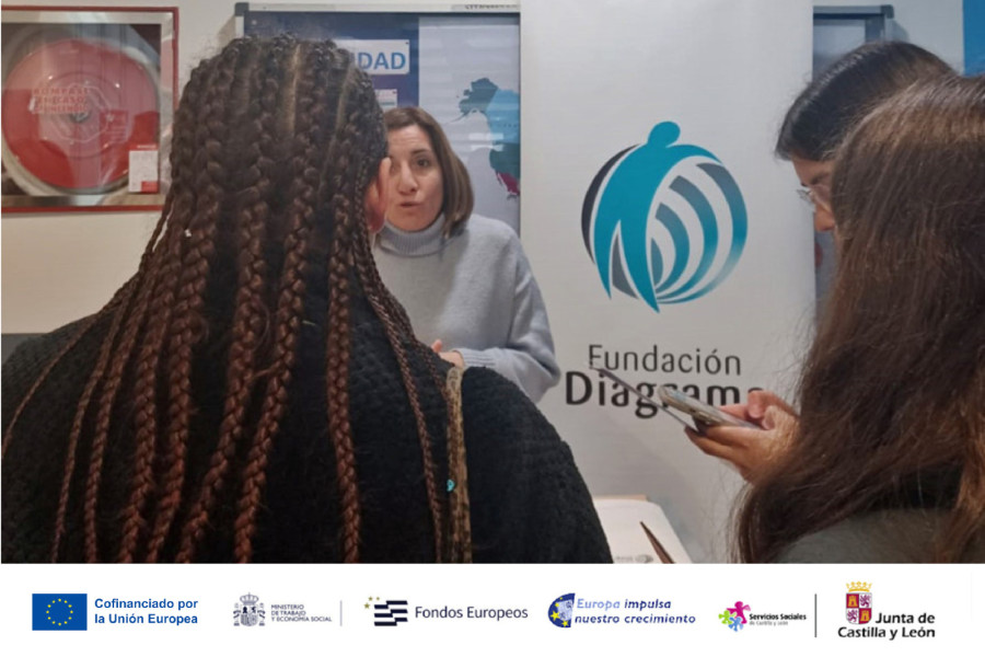 Verónica Álvarez presenta el programa a estudiantes universitarias