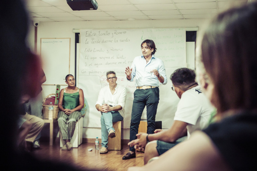 Visita del empresario Álvaro Moreno a las personas jóvenes del centro educativo Los Alcores