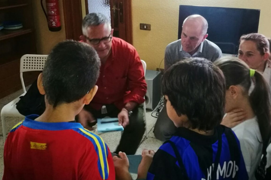 Los jóvenes del centro de acogida de Massamagrell reciben la visita del alcalde de la localidad y de un profesional de la Fundació Valencia C.F. Fundación Diagrama. Comunidad Valenciana 2018. 