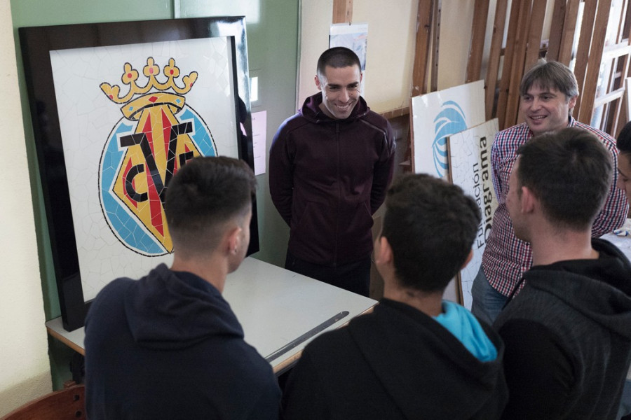Los jóvenes atendidos en el centro socioeducativo ‘Pi Gros’ de Castellón reciben una visita de Bruno Soriano, jugador del Villareal C.F. Fundación Diagrama. Comunidad Valenciana 2018.