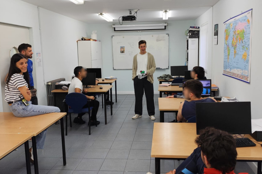 Saúl ofrece una charla a varios menores del centro
