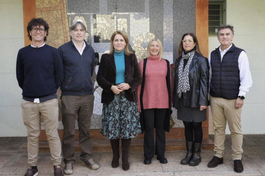 Jóvenes y profesionales de la residencia socioeducativa ‘Pi Gros’ de Castellón reciben la visita de Susana Camarero,