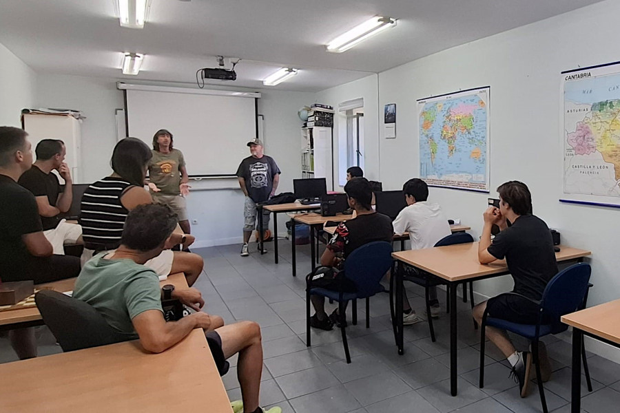 José Emilio Amavisca, exfutbolista de la Selección Española, visita a las personas jóvenes de la Residencia de Parayas (Cantabria)