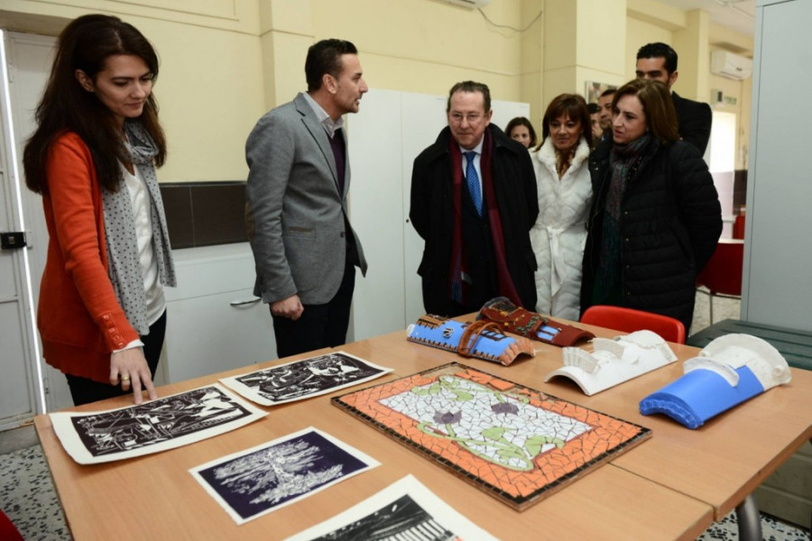 El consejero Emilio de Llera observa los trabajos realizados por los menores del centro 'San Miguel' en talleres prelaborales