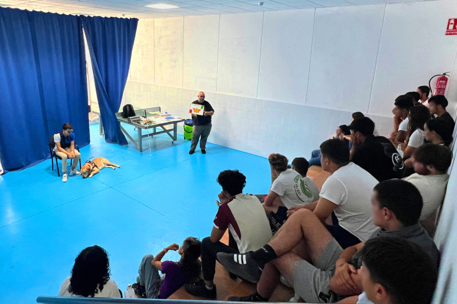Charla sobre discapacidad visual de Fundación ONCE a jóvenes del centro 'Las Moreras'