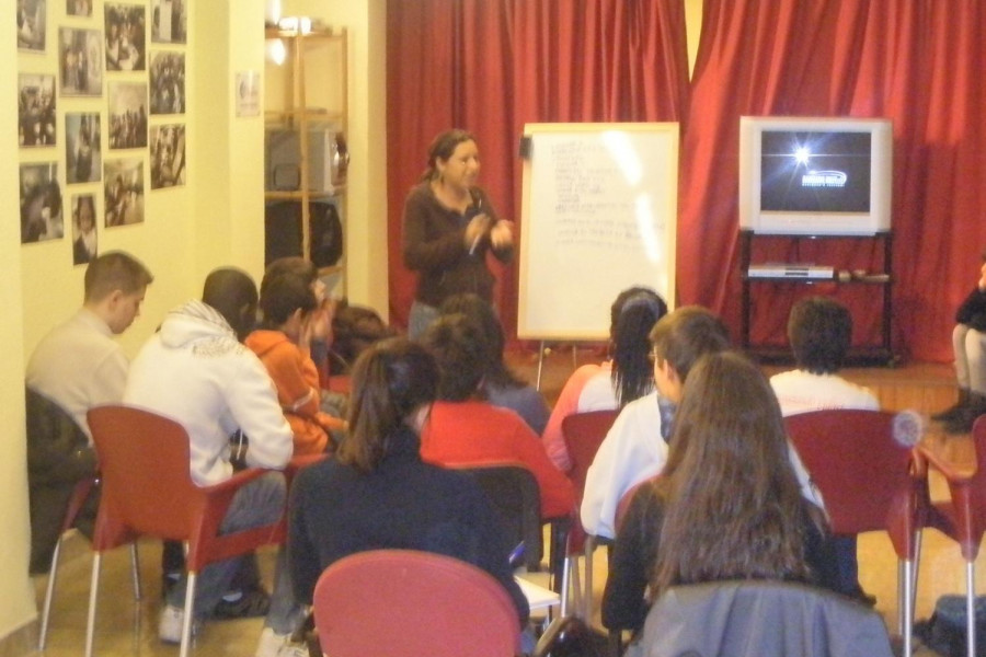 Profesionales de Funsalprodese y Fundación Diagrama imparten una sesión de sensibilización sobre cooperación para el desarrollo a los jóvenes del Programa Labor Activ@te de Baleares.