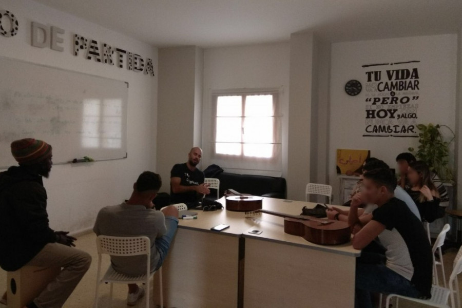 El cantante del grupo Efecto Pasillo colabora con los jóvenes del programa Punto de Partida de Las Palmas en un cortometraje de sensibilización. Fundación Diagrama 2018. 