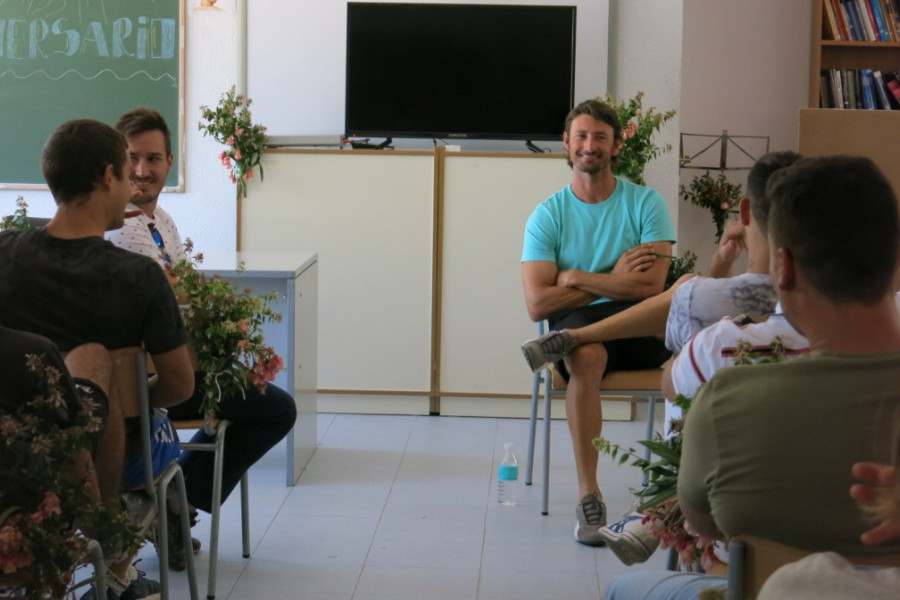 Los jóvenes de ‘La Villa’ de Villena (Alicante) reciben la visita del tenista Juan Carlos Ferrero en el XX aniversario del centro. Fundación Diagrama. Comunidad Valenciana 2018.