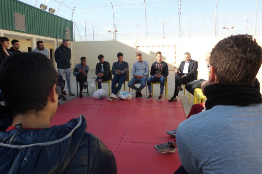 Jugadores de la Unión Deportiva Melilla visitan, junto al presidente del equipo, a los jóvenes del centro ‘Ciudad de Melilla’. Fundación Diagrama 2019.