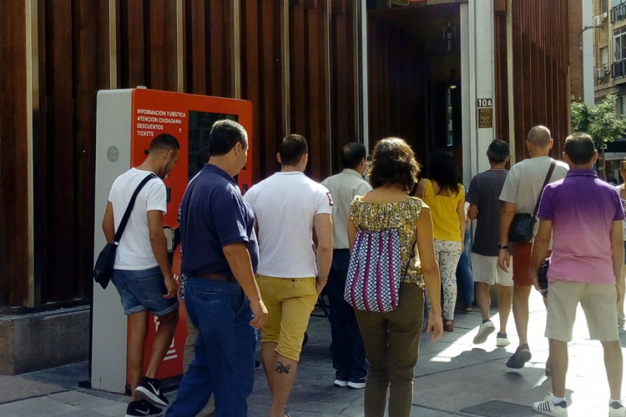 Las personas atendidas en el Centro de Día ‘Heliotropos’ de Murcia realizan una visita cultural a la Muralla de Santa Eulalia. Fundación Diagrama. Murcia 2018.