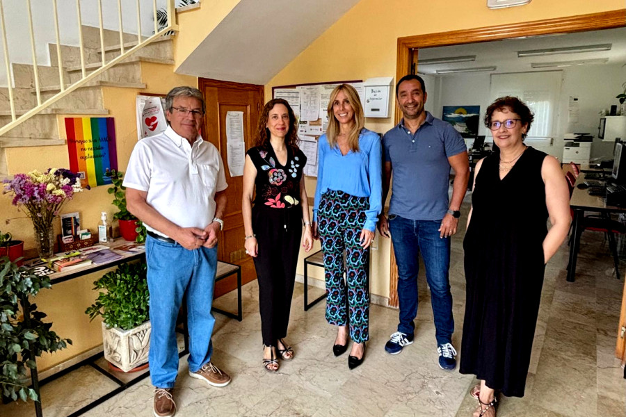 Pilar Torres visita el centro de día 'Heliotropos'