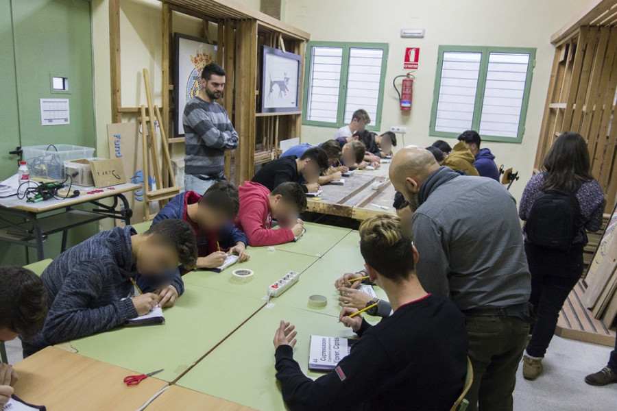 Visita representantes del Villareal C.F. y el Roda C.F. al centro 'Pi Gros'