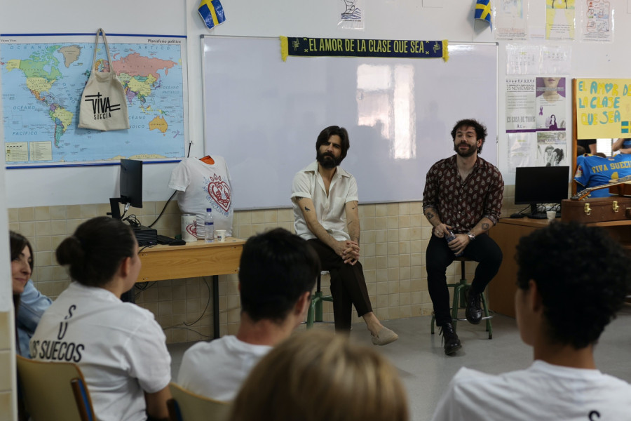 Integrantes de la banda musical "Viva Suecia" visitan a chicos y chicas jóvenes del centro "La Zarza"