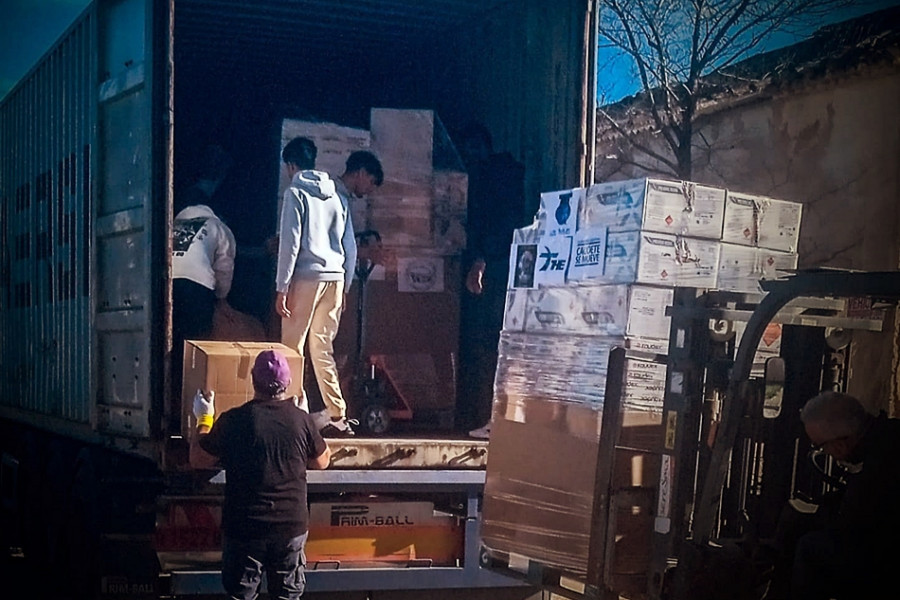 Menores de Alácera dentro del camión mientras ayudan a colocar las cajas