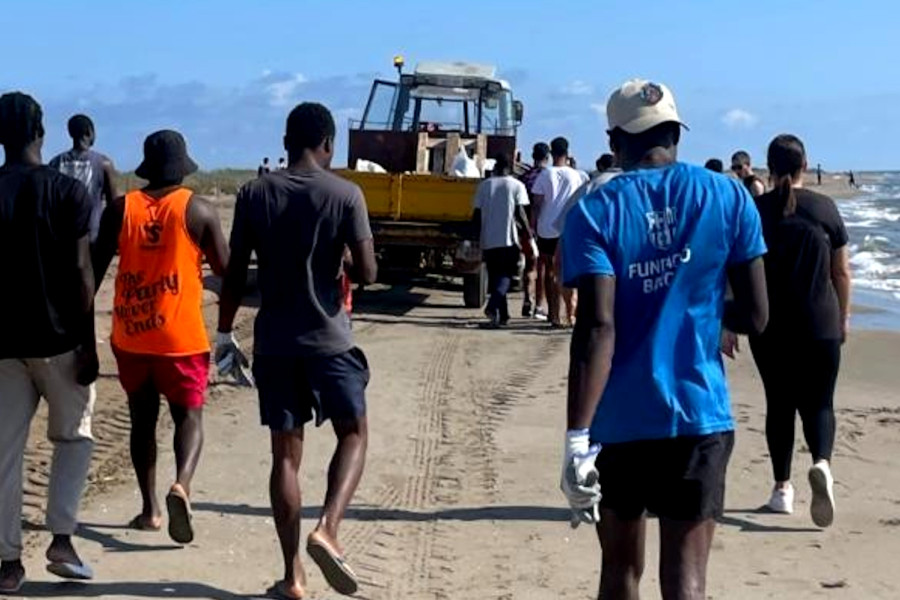 Jóvenes de los centros gestionados por Fundación Diagrama en Cataluña llevan a cabo acciones de voluntariado en la Playa de Migjorn