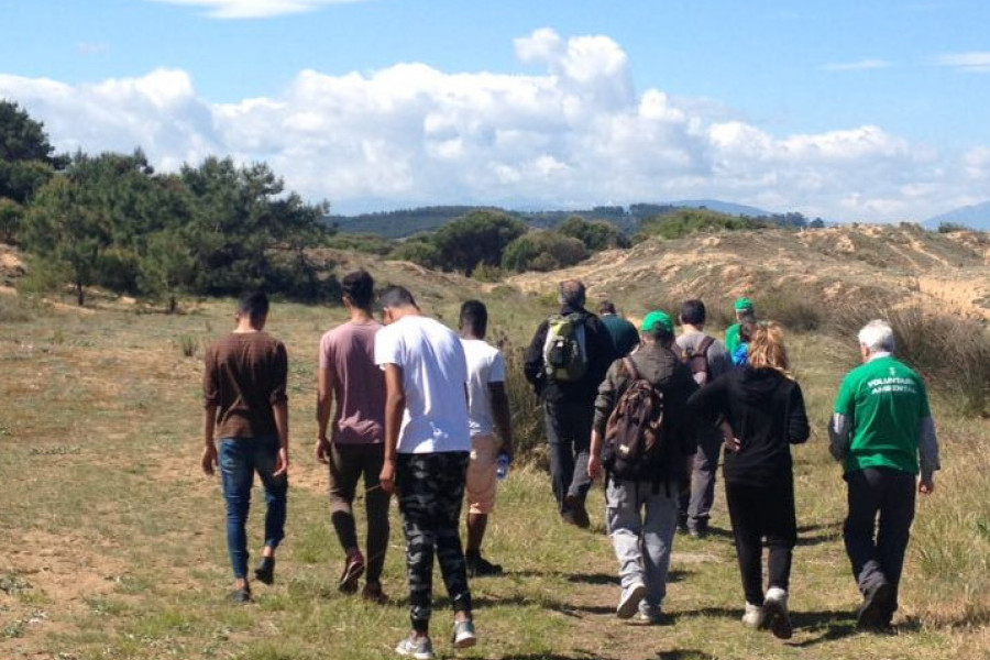 Voluntario medioambiental en las playas de Liencres. 'El Acebo' (Santander). Fundación Diagrama.