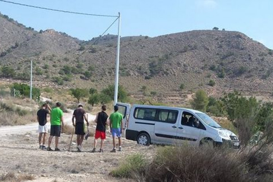 Un grupo de menores del centro ‘La Zarza’ de Abanilla (Murcia) participan como voluntarios en la limpieza de un paraje de Barinas