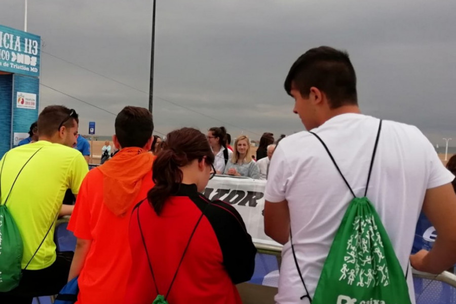 Menores atendidos en el centro ‘Pi i Margall’ de Burjassot (Valencia) colaboran como voluntarios en el Triatlón Valencia