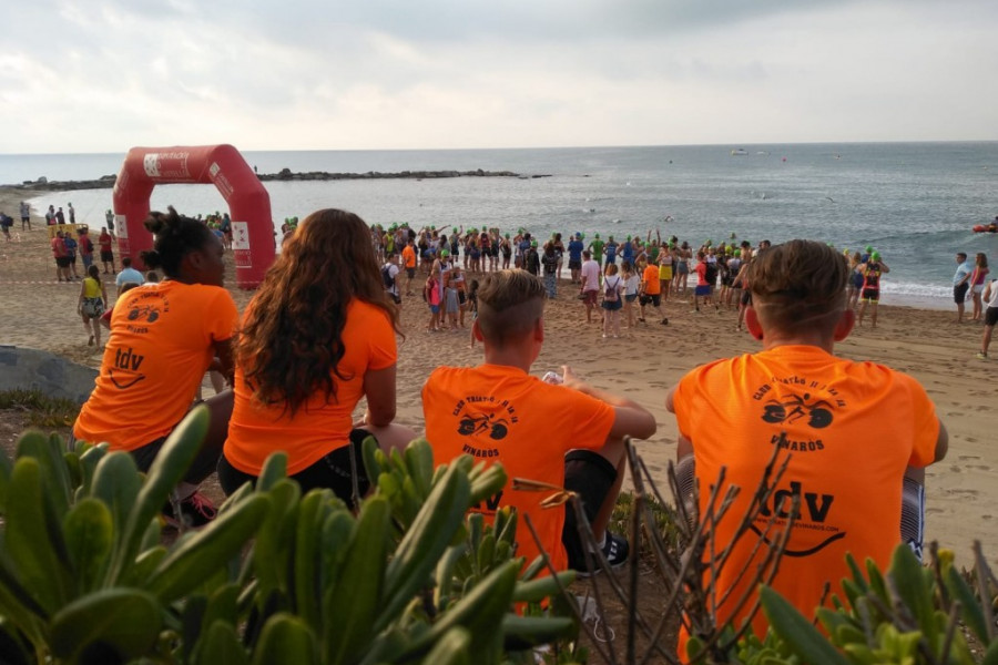 Los jóvenes atendidos en el centro ‘Baix Maestrat’ de Vinarós participan como voluntarios en el XXIX Triatlón de la ciudad. Fundación Diagrama. Comunidad Valenciana 2018.