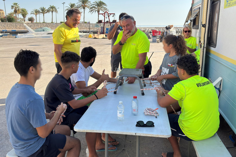 Voluntaris de la Mar enseña técnicas de seguridad y salvamento a jóvenes de ‘Torrent III’ 