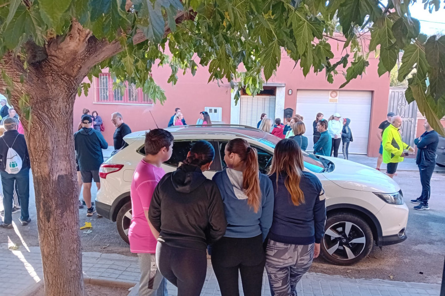Jóvenes adolescentes de la residencia "Anassim" realizan la IX vuelta a pie de Llanera de Ranes