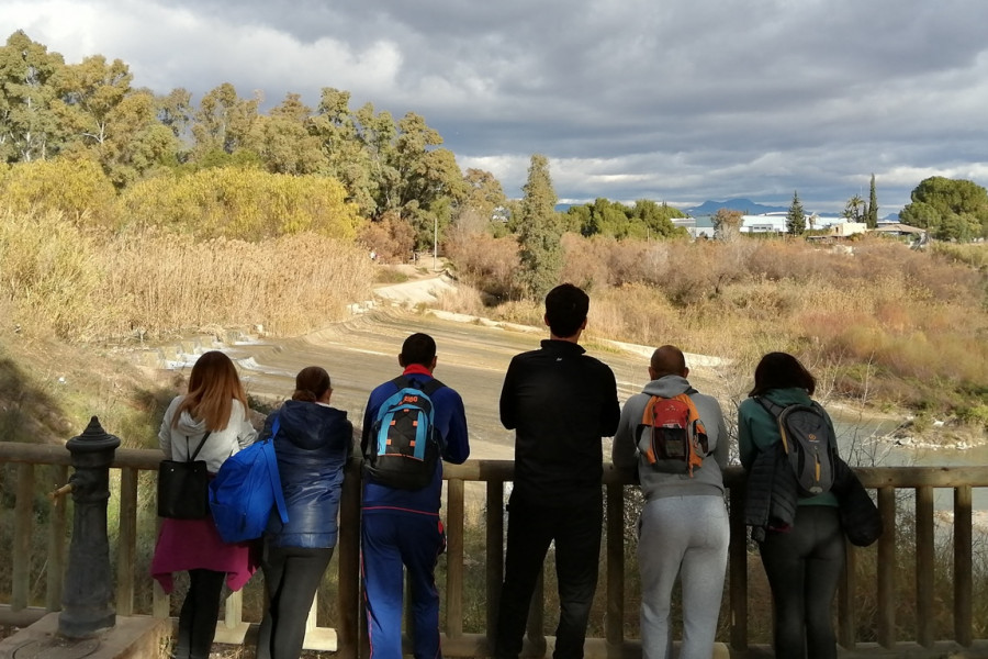 El grupo contempla el embalse de la Contraparada