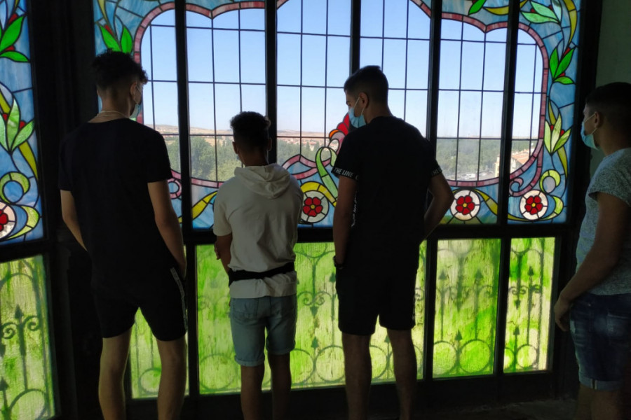 Un grupo de jóvenes atendidos en el hogar ‘Arribes del Tormes’ realiza una visita cultura por la ciudad de Salamanca