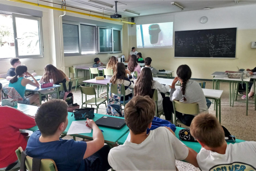 Dos alumnas de 2º de la ESO hacen una presentación sobre el cambio climático y las alternativas sostenibles posibles