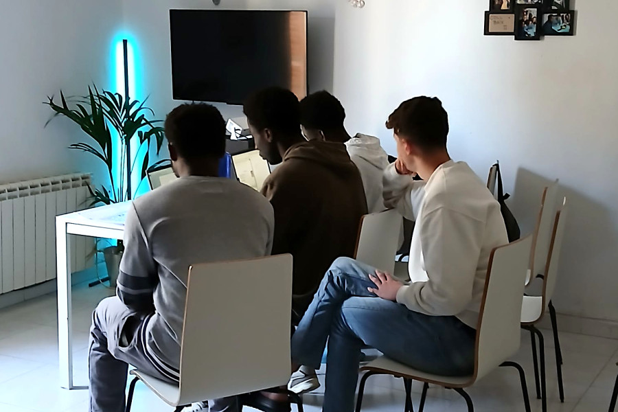 Cuatro jóvenes realizan una actividad práctica dentro del curso