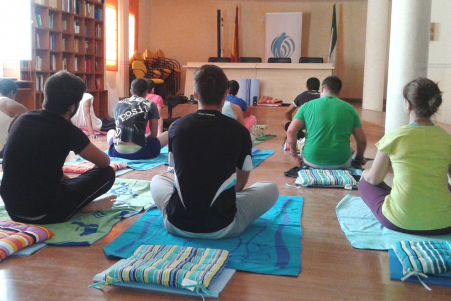 El centro ‘Las Lagunillas’ de Jaén imparte un taller de yoga para mejorar el desarrollo personal y social de los jóvenes atendidos