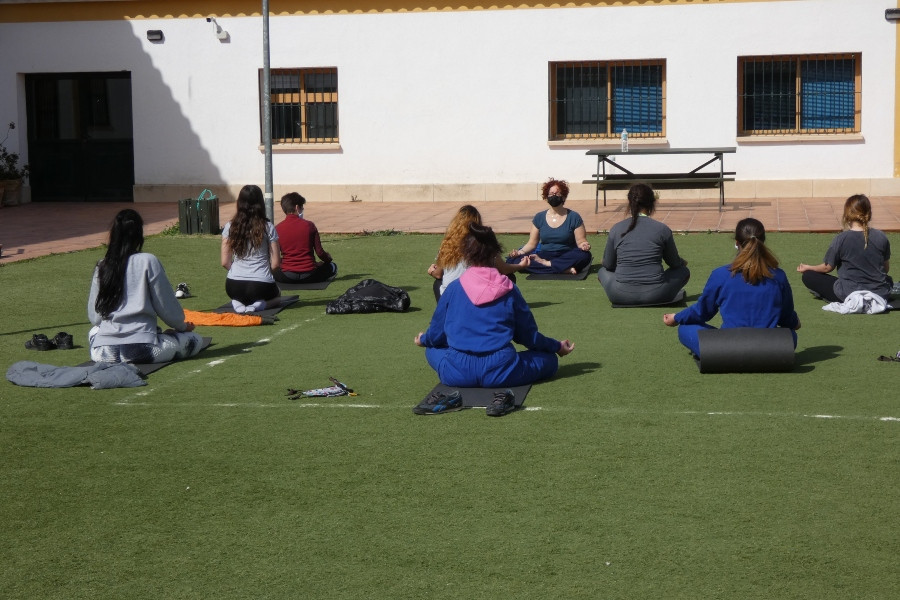 El yoga protagoniza un nuevo taller desarrollado por los menores del centro ‘La Cañada’ de Fernán Caballero (Ciudad Real)